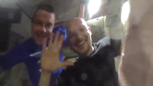 水滴中的相机,拍得太空人打招呼的镜头。