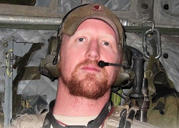 突击队成员不满奥尼尔(右)公开讨论行动细节,批评他违反军中保密条例。