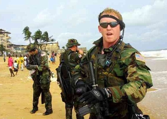 奥尼尔(图)近日主动向传媒自揭真面目,指自己就是击毙拉登的枪手。