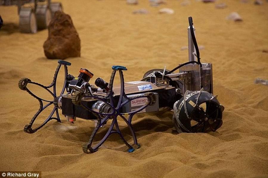 ��ͼ��ʾ������������������˿�������̽����ǰ�����У��������Ǳ�����ɢɳ��Ϳ��ܾ�����в�Ե���ʯ����ʹ�ü���ɨ���Ǻ����������豸���ܹ�������̽����ǰ��·���Ƿ�ȫ