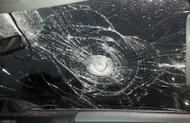 冰雹险些击破汽车挡风玻璃。