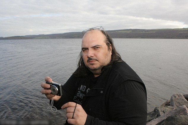 希腊超自然现象调查员称3年前在尼斯湖拍摄到水怪露出头部的照片