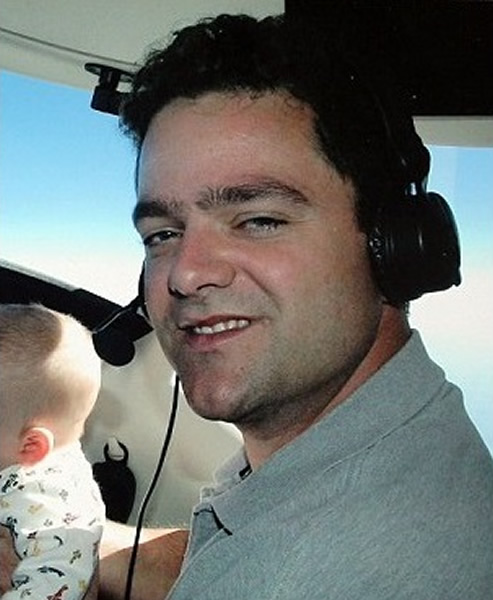 生还机师西博尔德(图)已出院回家