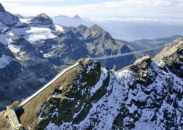 瑞士“巅峰之行”离地高达3000米。