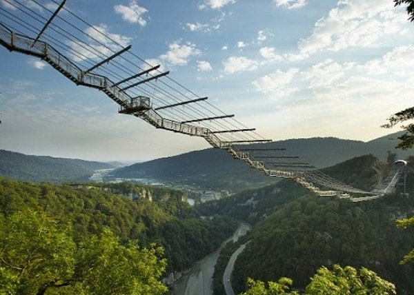 俄罗斯“天空桥”为目前全球最长的行人专用桥。