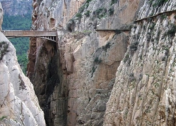 西班牙“皇帝之道”下是滔滔河水。