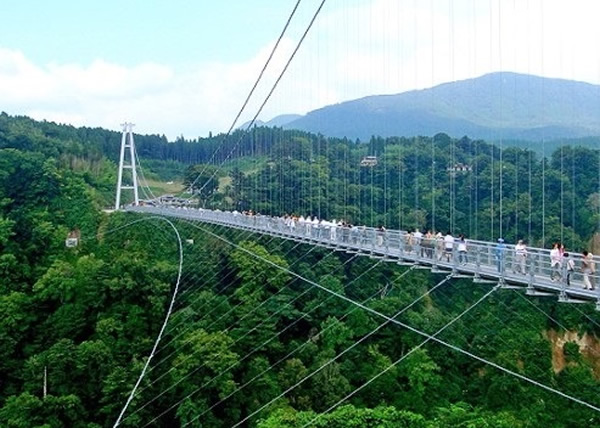 日本“九重梦大吊桥”吸引不少胆大游客朝圣。