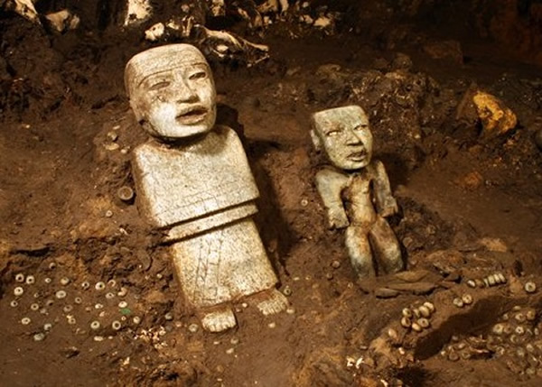 考古学家在古墓中掘出多件古物。