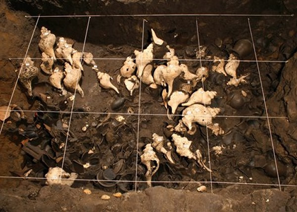 考古学家在古城特奥蒂瓦坎的遗址,发现2千年前的古墓。