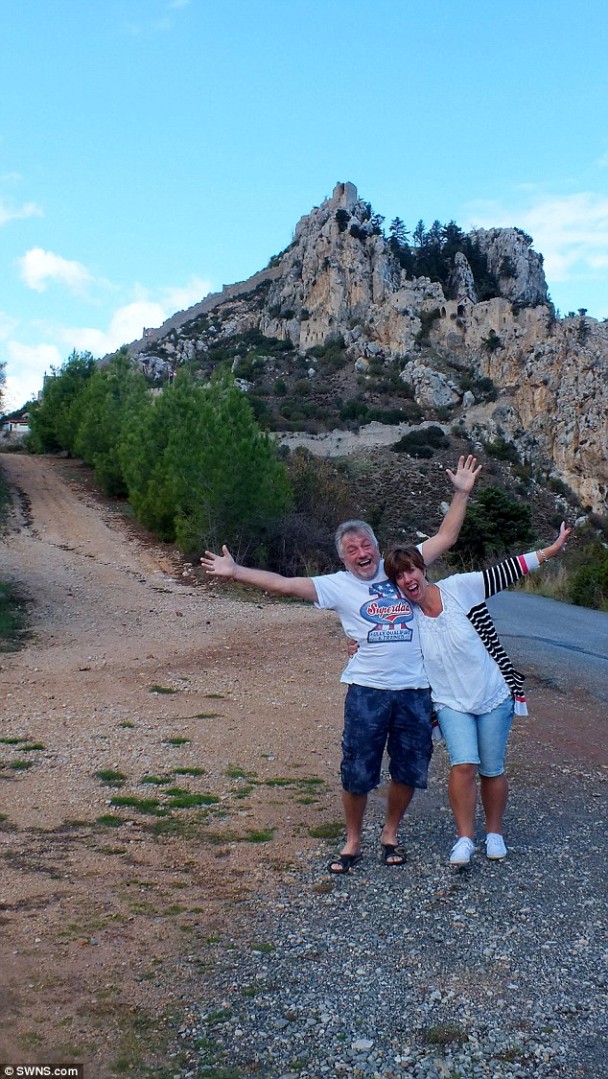 荷姆斯夫妇坚称自己撞鬼。