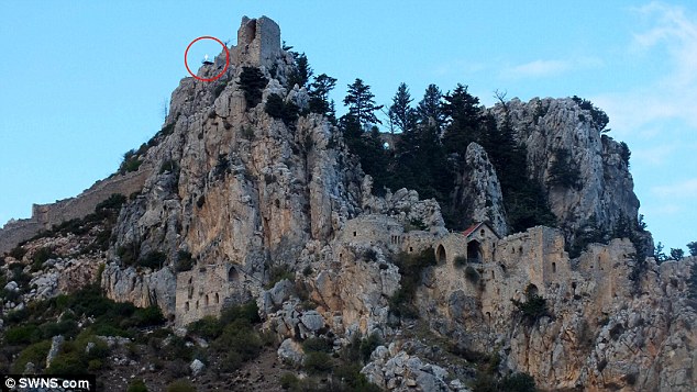 神秘的白色人形站在一个夫妻俩头顶上方的圣希拉里翁城堡(Saint Hilarion Castle)的瞭望台上。