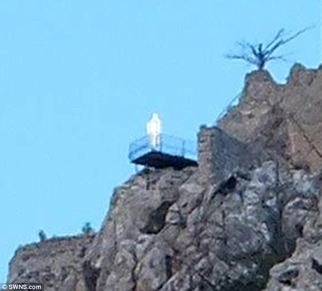 神秘的白色人形站在一个夫妻俩头顶上方的圣希拉里翁城堡(Saint Hilarion Castle)的瞭望台上。