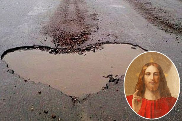 俄罗斯西北部的卡累利阿自治共和国公路出现“耶稣燃烧之心”神秘心形坑洞