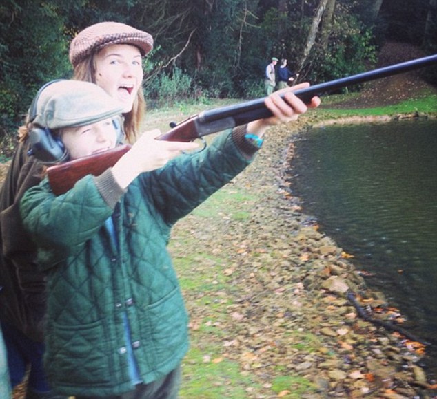 Ӣ��֪��ʱ�м�����Ů����ɱҰѼ������ƬPO����������̢��