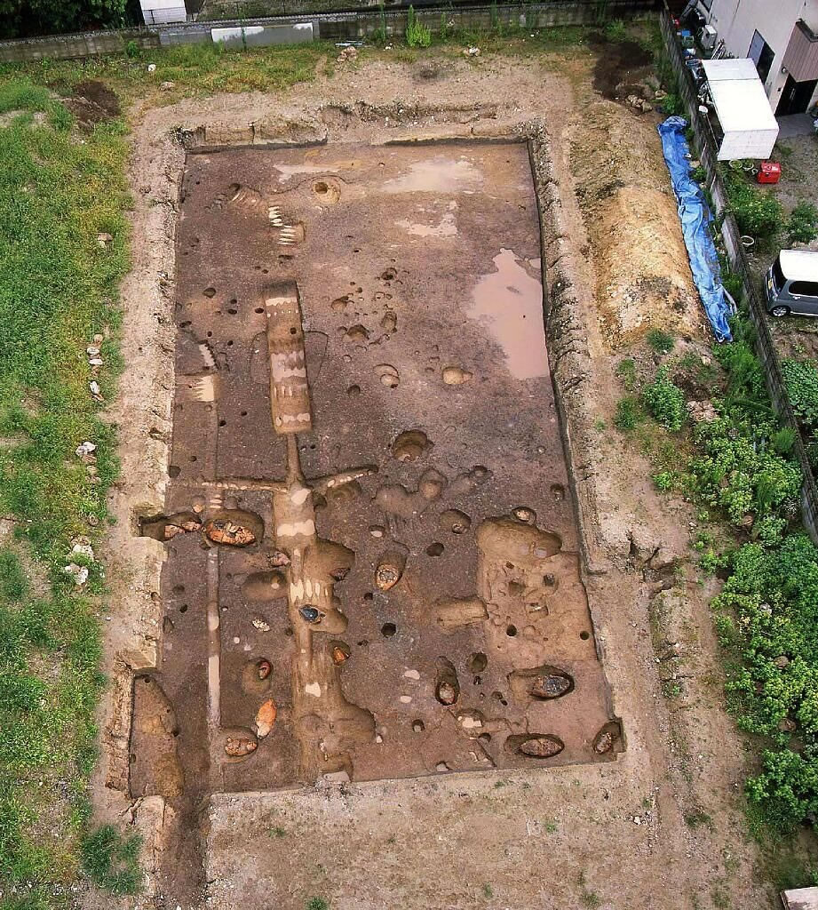 日本福冈县须玖坂本遗址内出土“一铸式有柄铜剑”的石制铸造模具