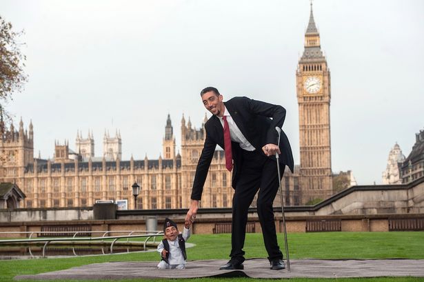 吉尼斯世界纪录日:全球最高与最矮的男子伦敦相见