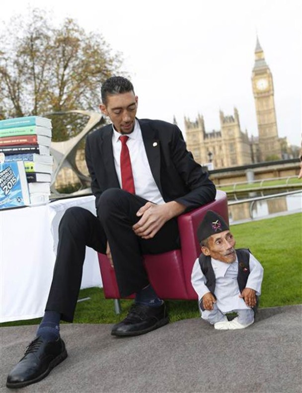 吉尼斯世界纪录日:全球最高与最矮的男子伦敦相见