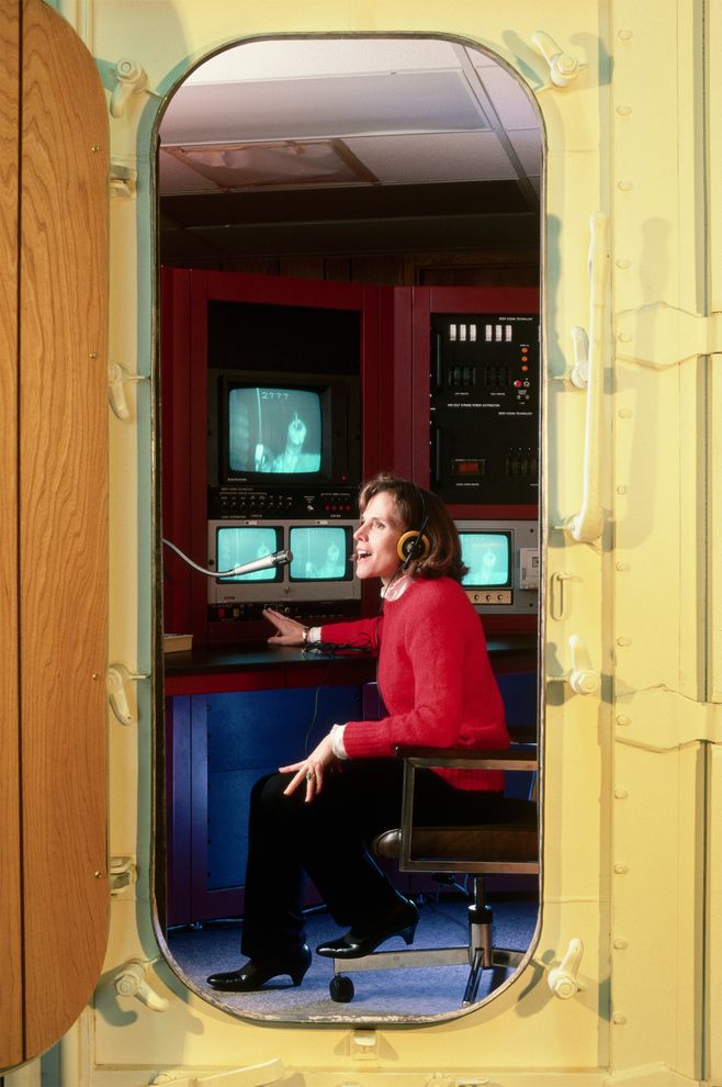 席薇亚‧厄尔坐在船上控制室内对负责以栓绳管理机器人的工人说话。石油开采公司会利用这种机器人在海床上工作。摄影:ROGER RESSMEYER, CO