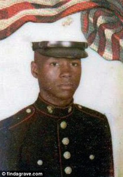 安德鲁所述经历和已故的海军中士瓦尔·刘易斯(Val Lewis)相吻合