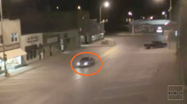 外星人绑架?美国一个监控拍摄到闪光后行驶中的汽车凭空消失