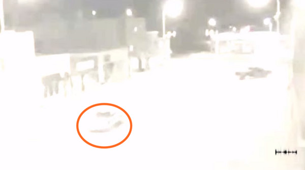 外星人绑架?美国一个监控拍摄到闪光后行驶中的汽车凭空消失