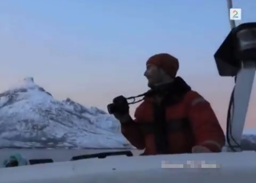 ����ڴ��Ͼ��۾��㣬�ѵý����뿴����˾���һĻ��