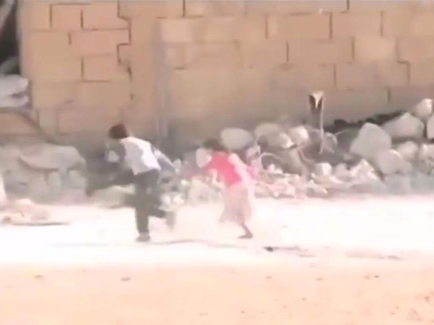 敍利亚男童在枪林弹雨中冒着生命危险救女童原来非真实情节