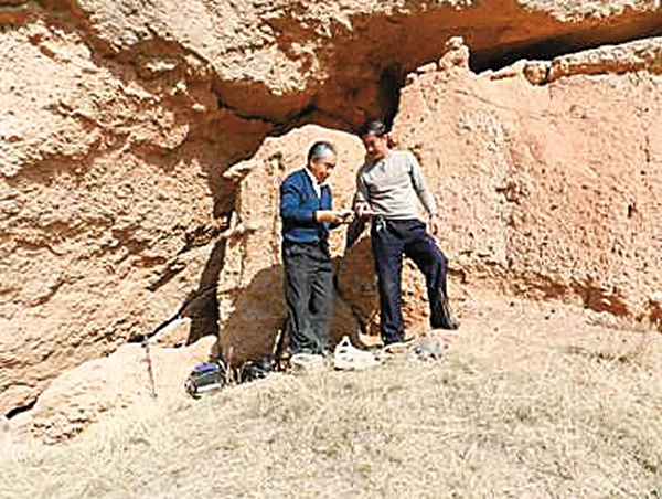 中卫市洞子湾古人类洞穴遗址外景(左一为宁夏博物馆原馆长、副研究员周兴华)。