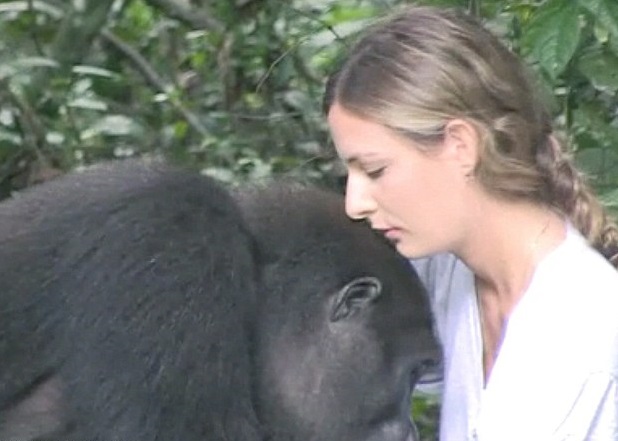 贾拉(左)重遇阿斯皮诺尔(右)后温馨相拥。