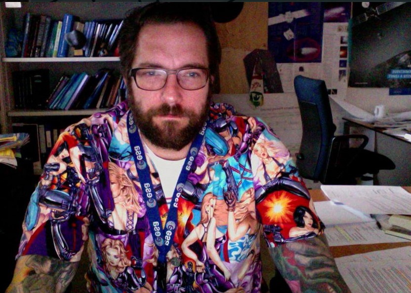 泰莱受访时穿上大胆醒目的花衬衫,非常触目。