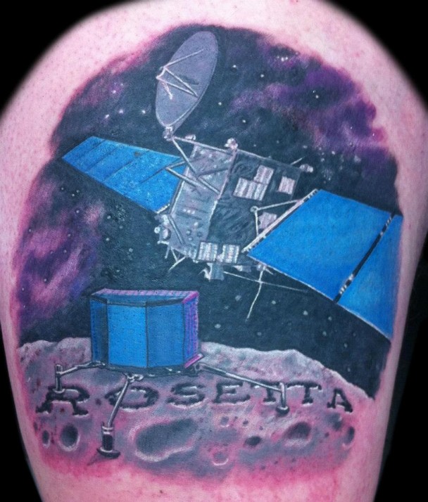 泰莱在大腿上纹上探测船罗塞塔号及菲兰登陆彗星的图样。