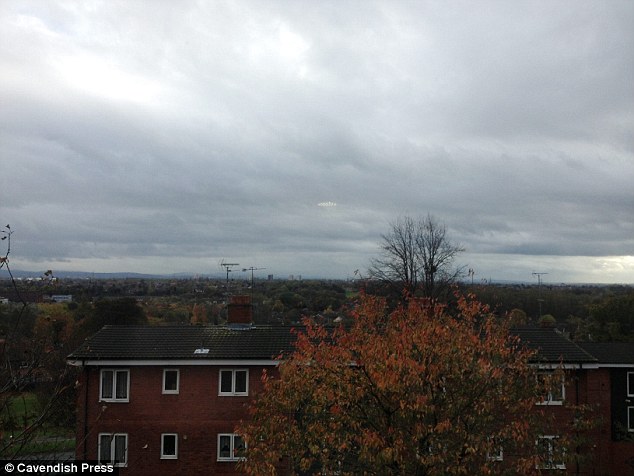 英国男子目击天空中有神秘飞行物漂浮 感觉有股神秘力量将他往上拉