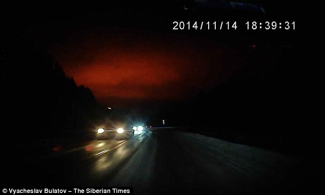 外星人降临?神秘橘光照亮俄罗斯夜空