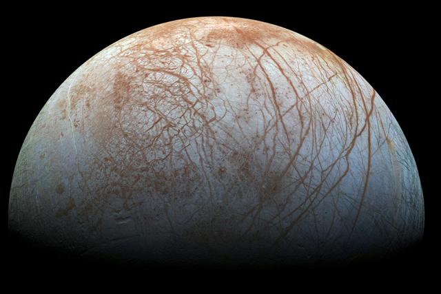 隐藏在木卫二冰层下方的海洋则更加令人关注,根据伽利略探测器的发现证据。