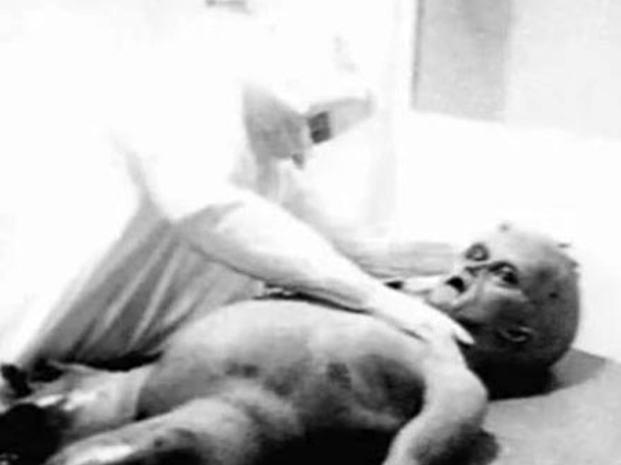 UFO专家声称收到前美国情报人员提供的1947年疑似是外星人遭解剖影像