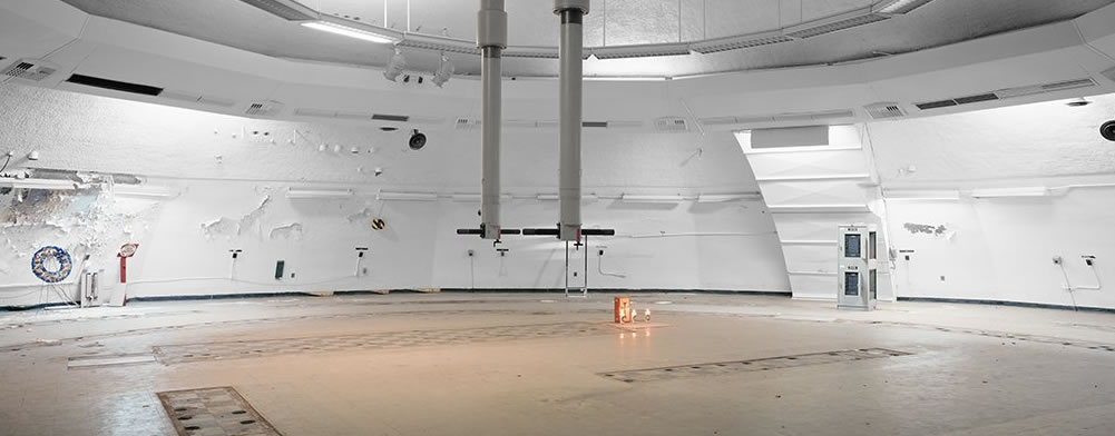 但米勒表示,太空飞行也是一项危险的事业,业内人士的工作并不轻松。他进一步解释说:“在34号发射塔的发射座上有一块铭牌,那是阿波罗一号太空船1967年1月份测试时