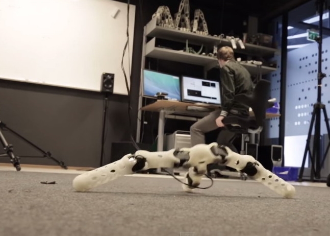 研究人员用电脑模拟机械虫打生打死,胜出者始有机会生产面世。