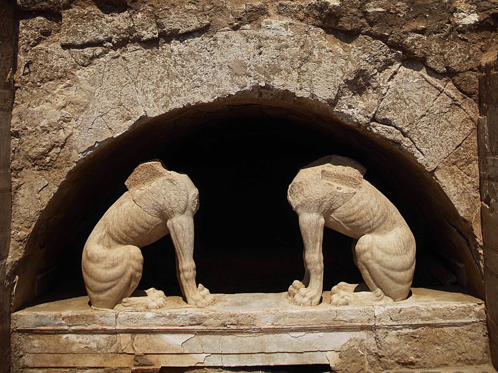 安菲波利斯古墓入口处的两尊人面狮身像。摄影:the Greek Culture Ministry, EPA