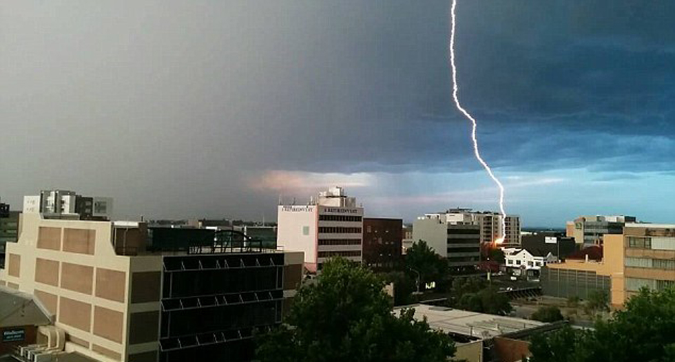 麦吉当时正在观察纽卡斯尔上空的风暴卷,意外拍摄到闪电击中大楼一幕。