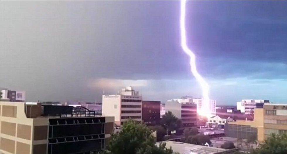 闪电击中纽卡斯尔城市火车站后面的健身房。