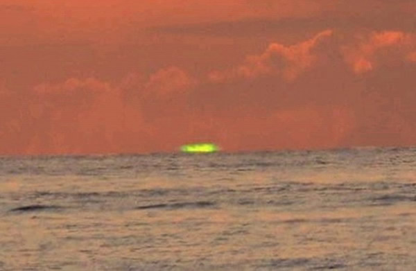 日本男子在濑长岛拍摄到非常罕见的天文现象“绿色的落日”