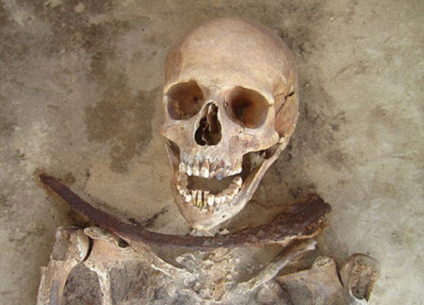 墓中这名30到39岁的女子颈部被围着一把镰刀,以防其从墓中复活时可以取其首级。但是科学家称她或许只是一名感染霍乱的死者。