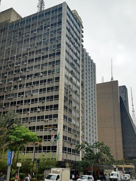 商业大厦让商户自行决定是否调整员工上班时间。