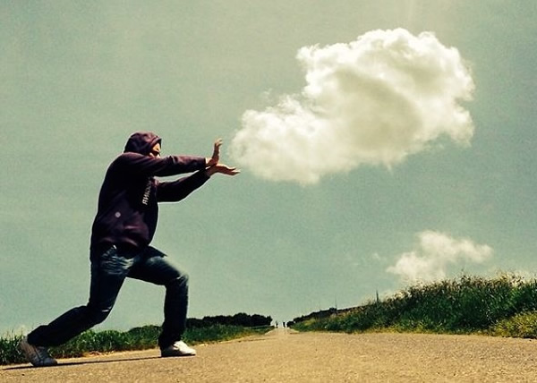 在云前摆出姿势,扮作施展“气功波”。