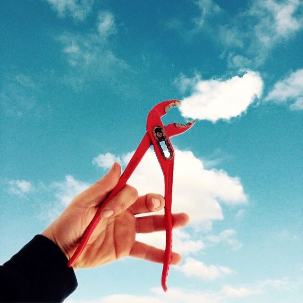 用钳子钳住云。