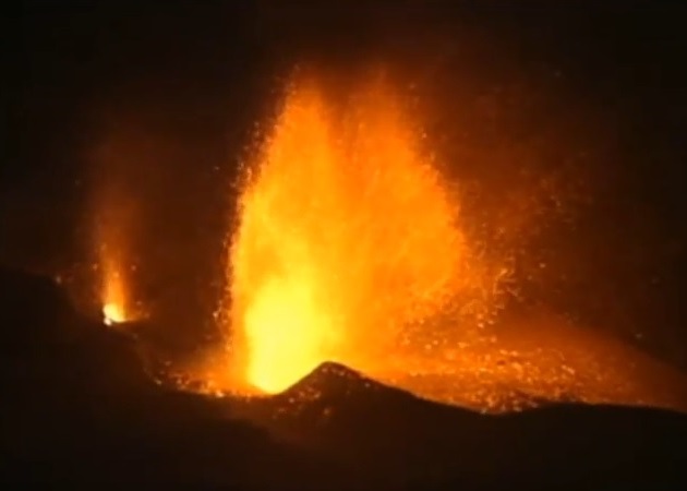 福戈火山持续爆发,不断流出炽热熔岩。