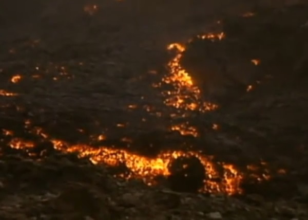 熔岩持续流向波地拉村。