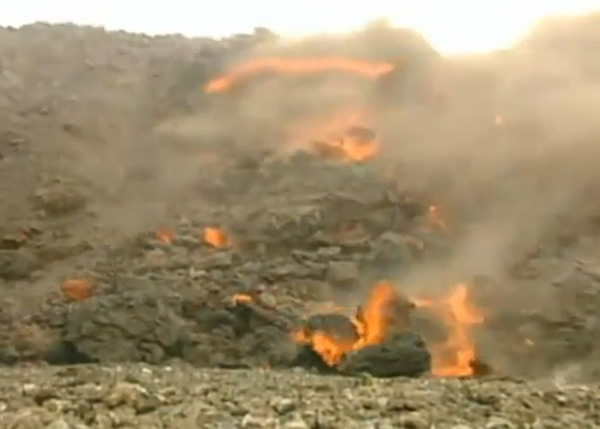 熔岩流过的地区冒出浓烟。