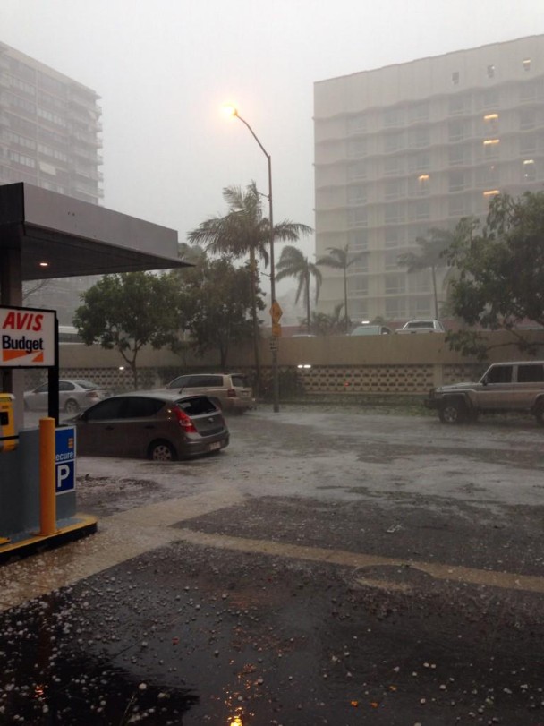 网球般大小的冰雹连珠炮发地轰落建设物及汽车上。