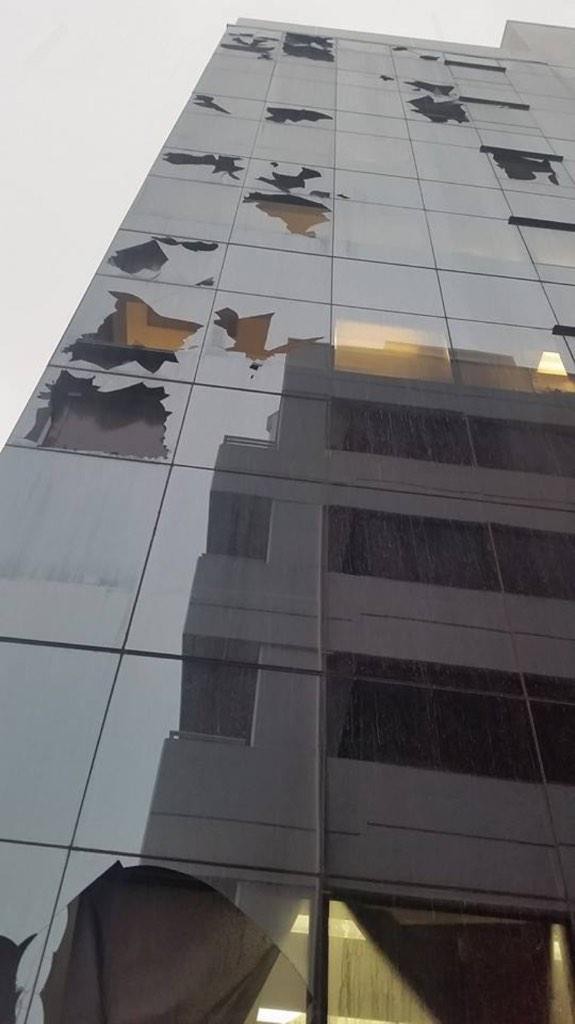 有大厦的玻璃窗被冰雹击碎。